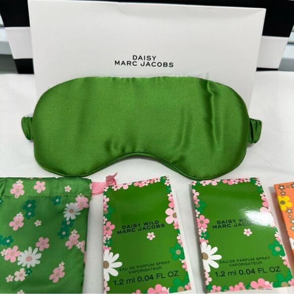 Marc Jacobs Eye Mask and Pouch - Picture 3 of 6